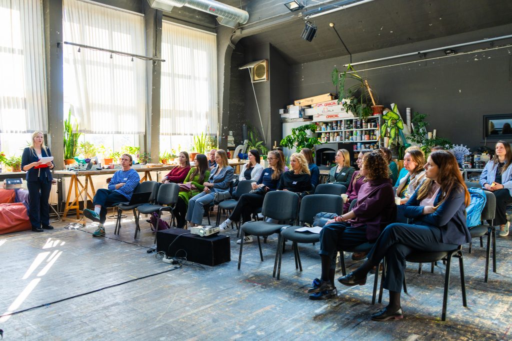 Programmas “Ģimenei draudzīga darbavieta” dalībnieki viesojas Liepājas teātrī