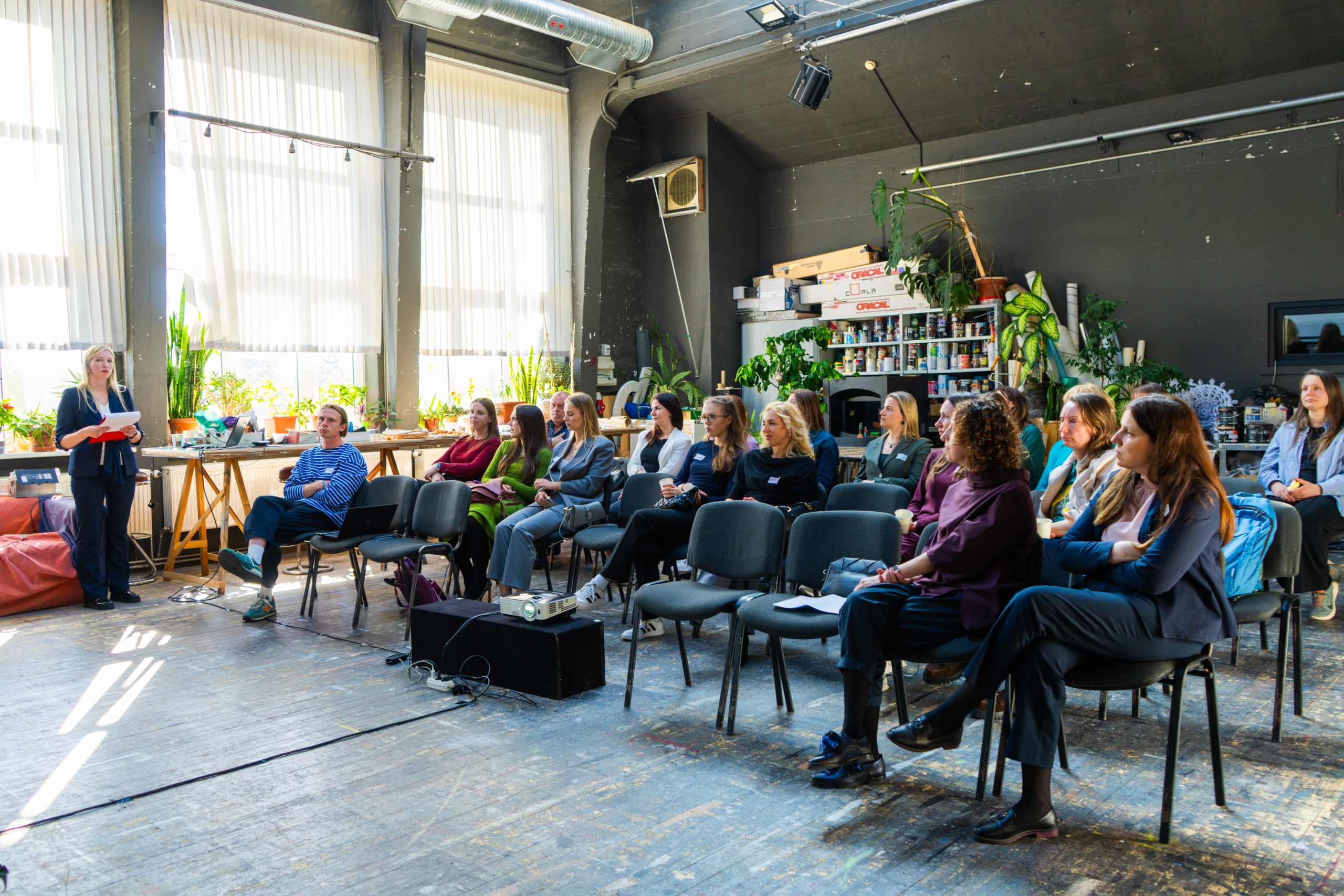 Programmas “Ģimenei draudzīga darbavieta” dalībnieki viesojas Liepājas teātrī