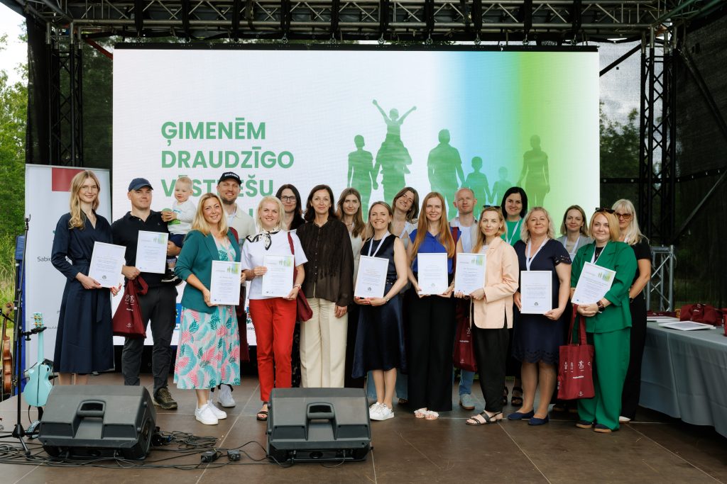 Otrajā ģimenēm draudzīgo vēstnešu salidojumā godināti darba devēji, kas stiprina ģimenēm draudzīgu vidi Latvijā